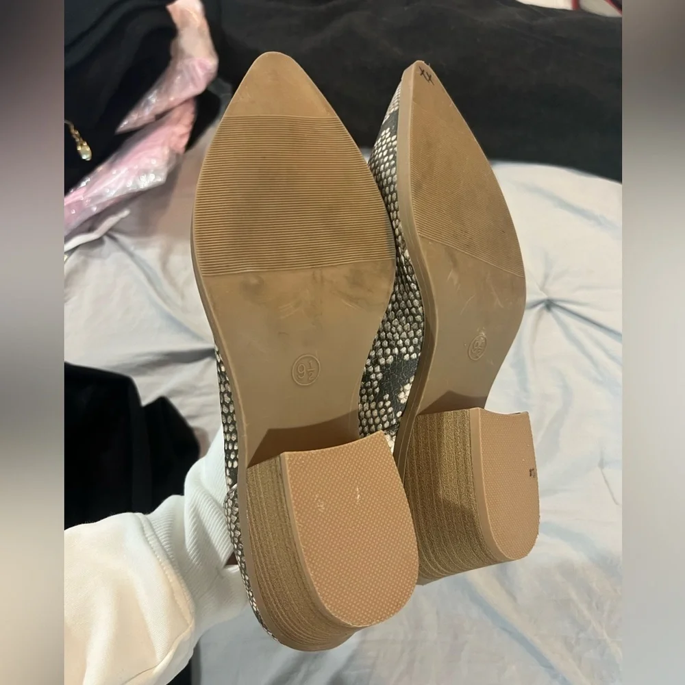 Universal Thread snake print slip on ankle boots size 9 pointy toe